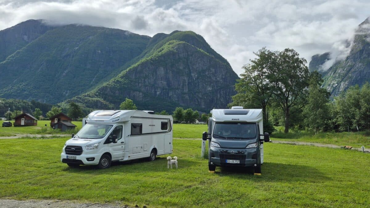 Zwei gemietete Wohnmobile nebeneinander auf einem Stellplatz